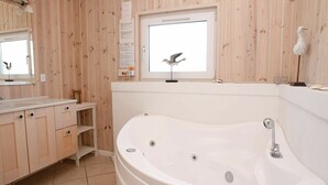 Bathroom - Comfy Holiday Home in Hals With Whirlpool (Hals)