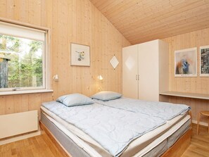 A room with a bed, a wardrobe, a desk, and a window. - 4 Star Holiday Home in Hals (Hals)