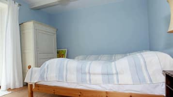3 bedrooms, cribs/infant beds