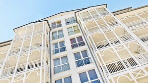 A multi-story building with balconies and large windows. - Holiday Home in GroÃŸenbrode (Grossenbrode)