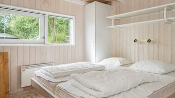 4 bedrooms, cribs/infant beds