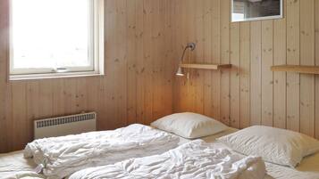 3 bedrooms, cribs/infant beds