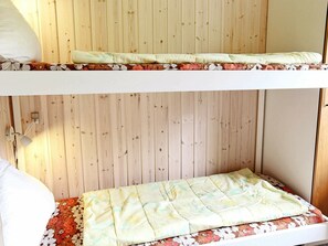 3 bedrooms, cribs/infant beds