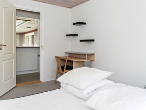 7 bedrooms, cribs/infant beds
