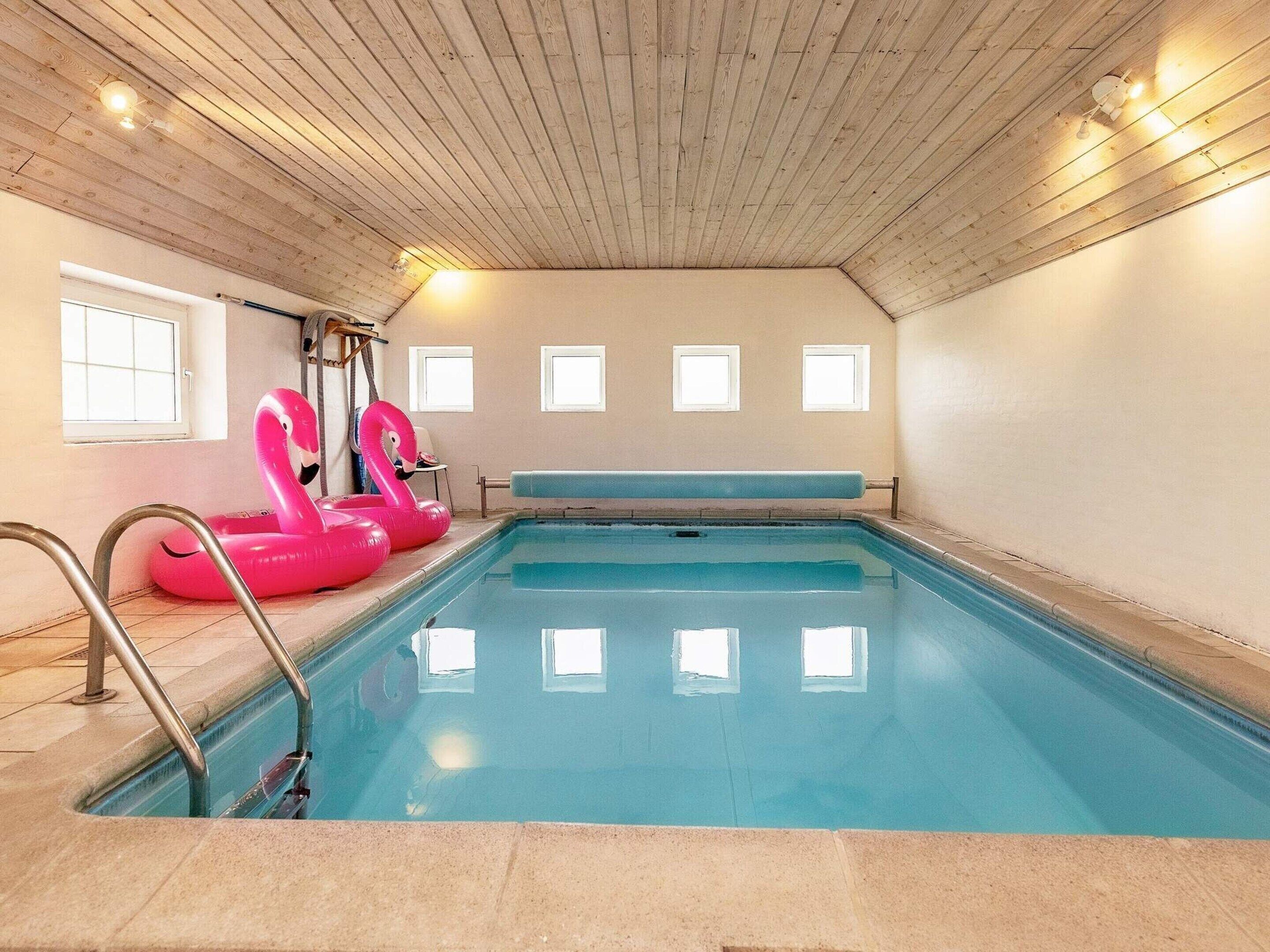 Una piscina techada, una piscina al aire libre