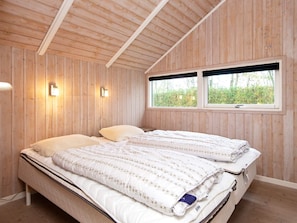 3 bedrooms, cribs/infant beds