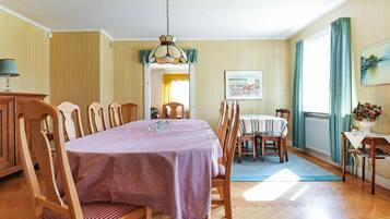 6 bedrooms, individually furnished, bed sheets