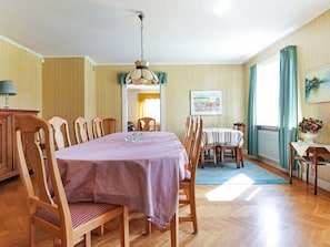 6 bedrooms, individually furnished, bed sheets