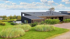 A modern house with a flat roof, large windows, and a view of the sea. - Simplistic Holiday Home in LÃ¸gstrup near Sea (Logstrup)