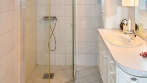 Bathroom - 8 Person Holiday Home in Lonevåg (Osteroy)