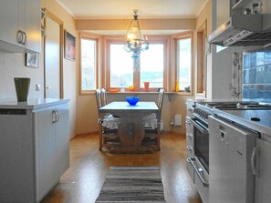 Fridge, microwave, dishwasher, coffee/tea maker - 7 Person Holiday Home in Fagerfjäll (Fagerfjäll)