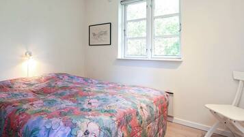 2 bedrooms, cots/infant beds