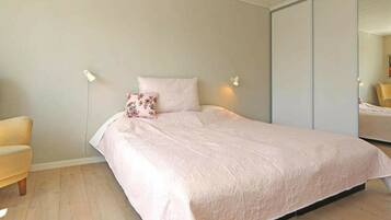 2 bedrooms, cots/infant beds