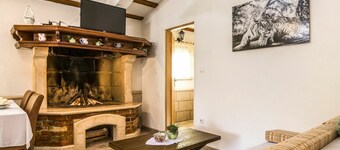 Beautiful private villa for 6 guests with A/C, WIFI, private pool, TV, terrace and pets allowed