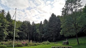 A grassy park with picnic tables and a tall flagpole. - 8 Person Holiday Home in Vestervig (Vestervig)