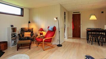 2 bedrooms, cribs/infant beds