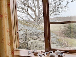 A window with a view of a rocky landscape and trees. - Holiday Home in Askeröarna (Hjaelteby)