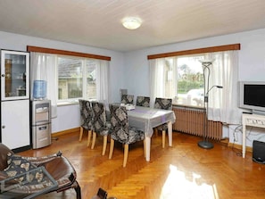 4 bedrooms, cribs/infant beds