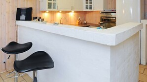 Coffee/tea maker, fridge, microwave, stovetop - Premium Holiday Home in Funen near Sea (Mesinge)