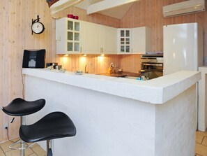 Réfrigérateur, micro-ondes, plaque de cuisson, lave-vaisselle