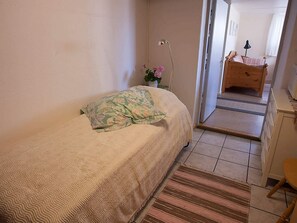 1 bedroom, individually furnished, bed sheets - 3 Person Holiday Home in Hamburgsund (Hamburgsund)