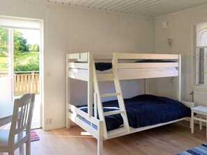 House | 6 bedrooms, individually furnished, bed sheets - 12 Person Holiday Home in Henan (Henån)