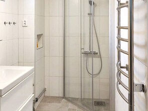 House | Bathroom - 12 Person Holiday Home in Henan (Henån)