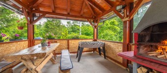 Beautiful private villa with A/C, WIFI, private pool, TV, terrace, pets allowed and parking