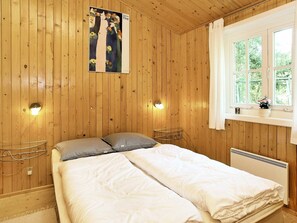 2 bedrooms, cribs/infant beds