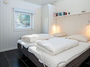 3 bedrooms, cribs/infant beds