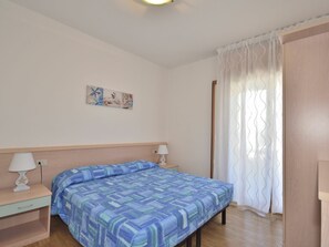1 bedroom, travel cot, free WiFi, bed sheets