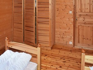2 Schlafzimmer, individuell eingerichtet