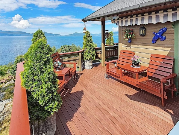 House | Exterior - Holiday Home in Hundeidvik (Sykkylven)