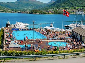 Pool - Holiday Home in Hundeidvik (Sykkylven)