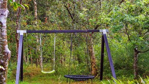 Um balanço em uma área arborizada.