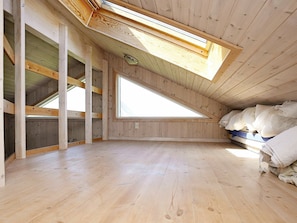 3 bedrooms, cribs/infant beds