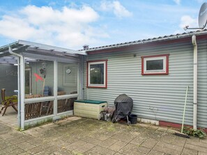 A house with a covered porch, a satellite dish, and a small shed. - 6 Person Holiday Home in Eskebjerg-by Traum (Eskebjerg)