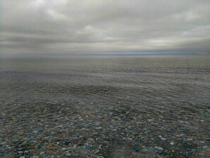 Una playa de canto con cielo nublado.