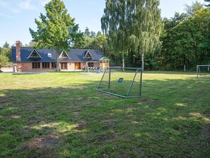 Il s’agit d’une propriété résidentielle comprenant une maison en briques, une cour clôturée et un but de football.