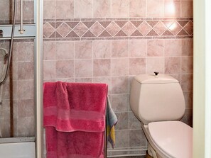 Bathtub, towels
