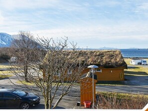 Hus | Utsikt mot innsjø