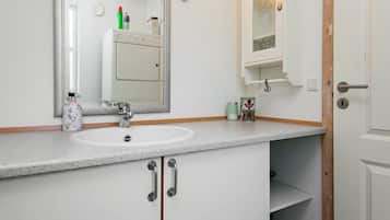 3 bedrooms, cribs/infant beds