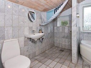 Bathroom - Modern Holiday Home in Ebeltoft Jutland with Hot Tub (Ebeltoft)