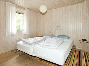 4 bedrooms, cribs/infant beds