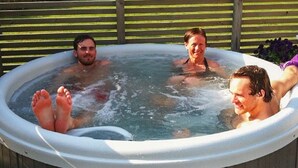 A hot tub with three people. - Holiday Home in Lerum (Lerum)
