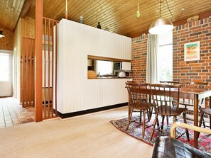 3 bedrooms, cribs/infant beds