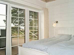 3 bedrooms, cribs/infant beds