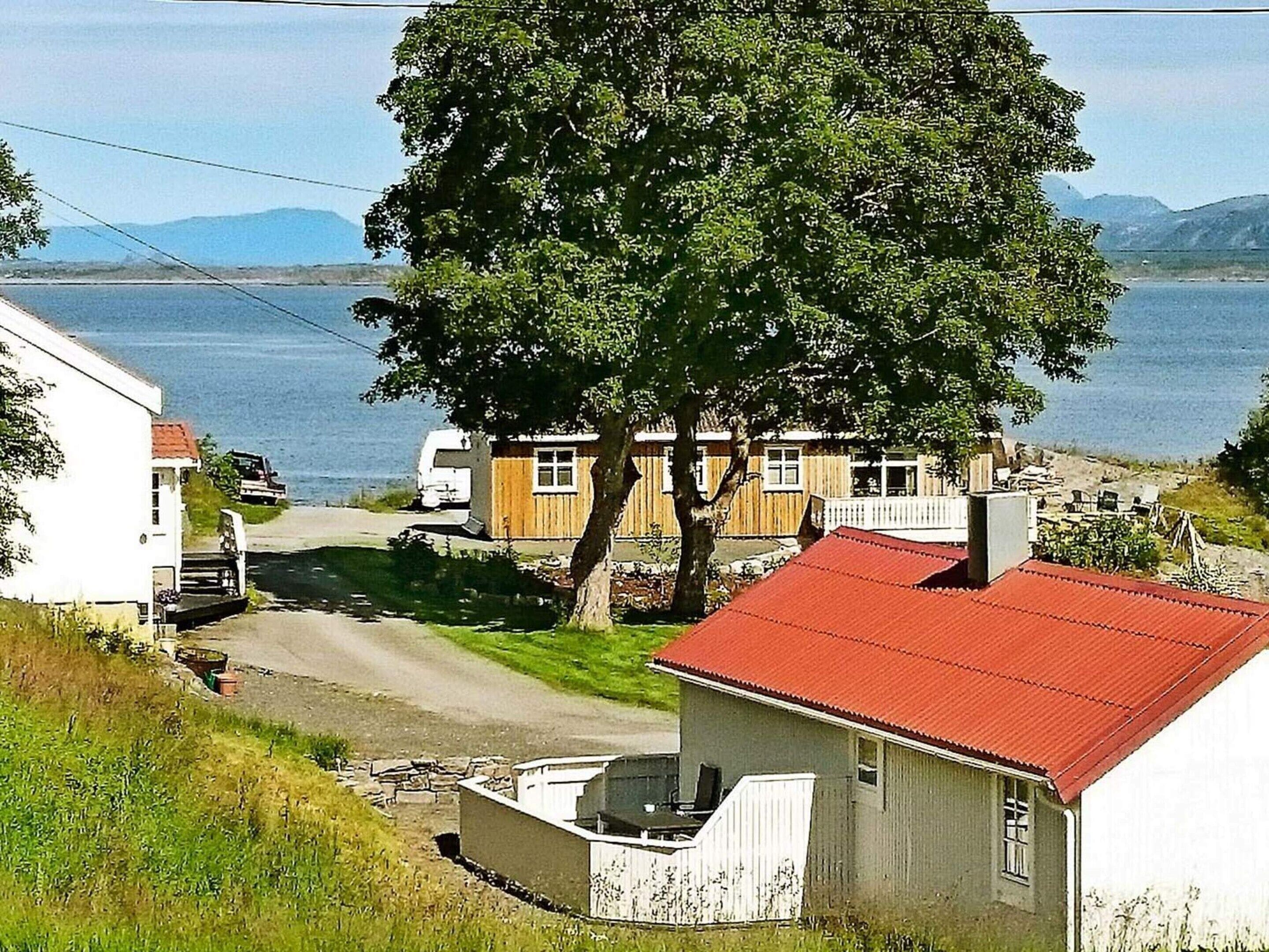 Hus | Utsikt mot innsjø