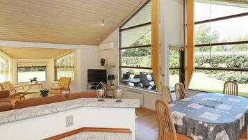 Hus | Privat køkken | Køleskab, mikrobølgeovn, opvaskemaskine, kaffe-/temaskine