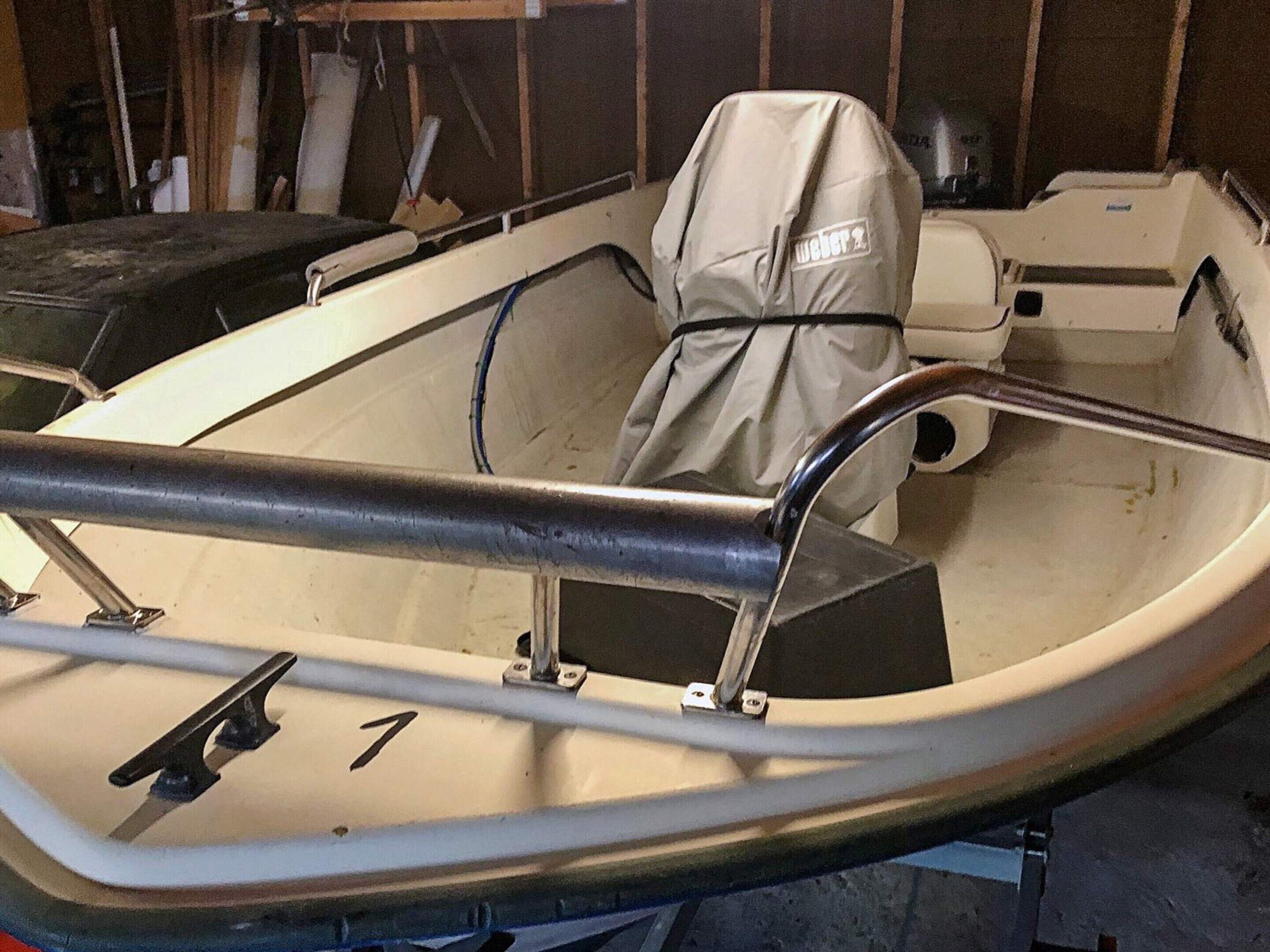 Een boot met het nummer 7 op de zijkant, een overdekte zitplaats en metalen relingen.